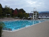 Schwimmerbecken mit Sprungturm in Hintergrund