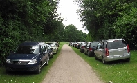 Parkende Autos im Stadtpark